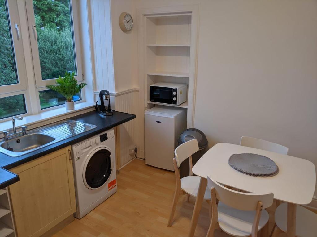 Glenclova - No 5 Bellyeoman, Bright Two Bedroom Apartment Данфермлин Экстерьер фото