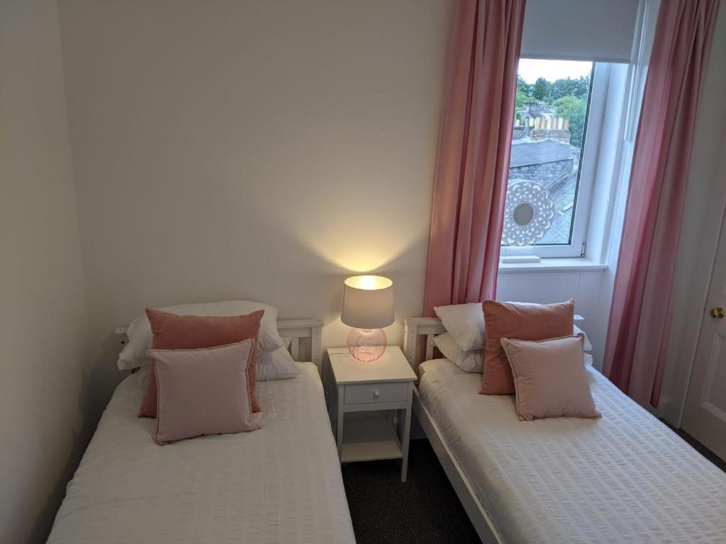 Glenclova - No 5 Bellyeoman, Bright Two Bedroom Apartment Данфермлин Экстерьер фото