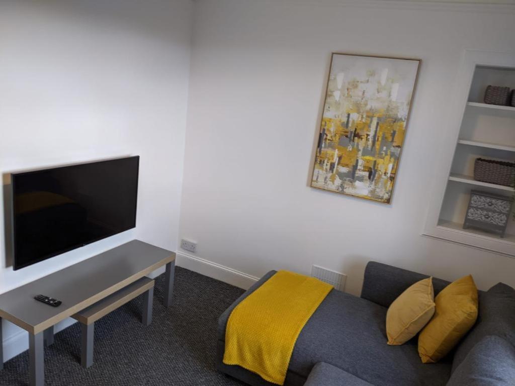 Glenclova - No 5 Bellyeoman, Bright Two Bedroom Apartment Данфермлин Экстерьер фото