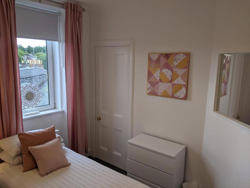 Glenclova - No 5 Bellyeoman, Bright Two Bedroom Apartment Данфермлин Экстерьер фото